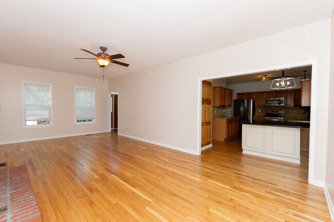 Building Photo - MOVE-IN READY