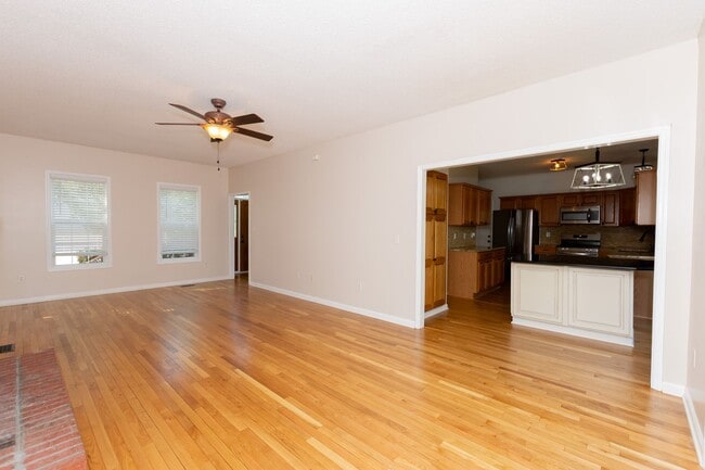 Building Photo - PRICE IMPROVEMENT!!!! MOVE-IN READY