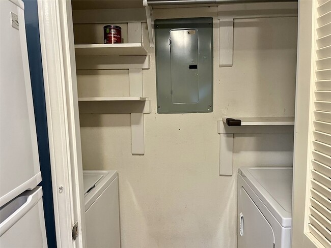 Building Photo - 1304 Harwell Dr