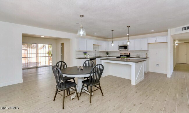 Building Photo - 1150 E Bishop Dr