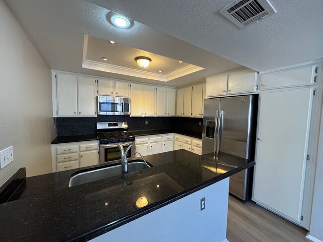 Building Photo - Bright and Airy 2Bd/2Ba Condo w/AC, W/D an...
