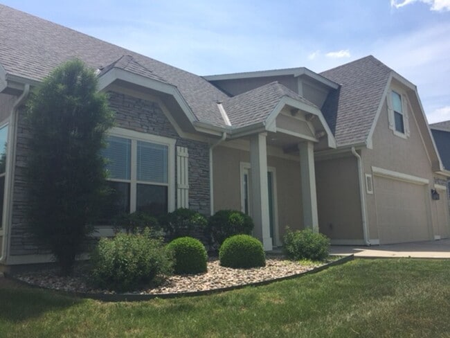 Building Photo - Lake Estates 4 bed 2.5 bath 3 car garage home!