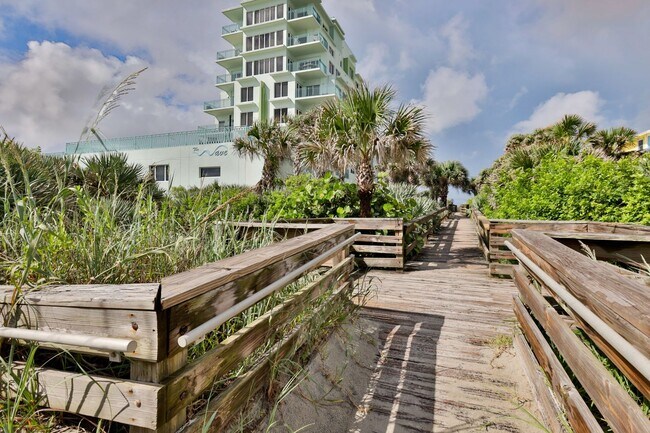 Building Photo - Oceanfront Condo 2 bed/ 2ba Beautifully Decorated and Furnished