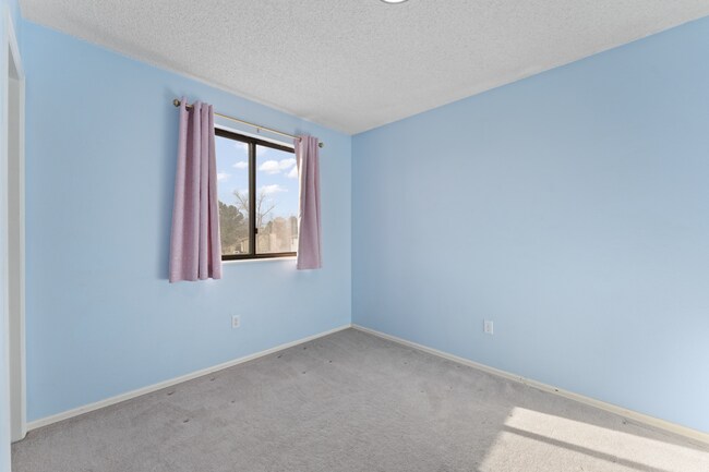 Building Photo - Tri-Level 4 Bed Home Near Ft. Carson