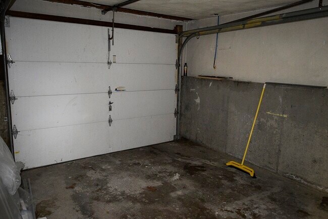 Building Photo - 157 Floral St