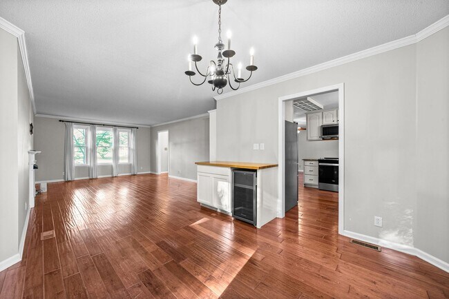 Building Photo - Pet Friendly Three Bedroom!
