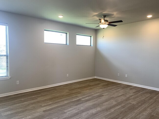 Building Photo - 1353 Aurora Grv Bnd