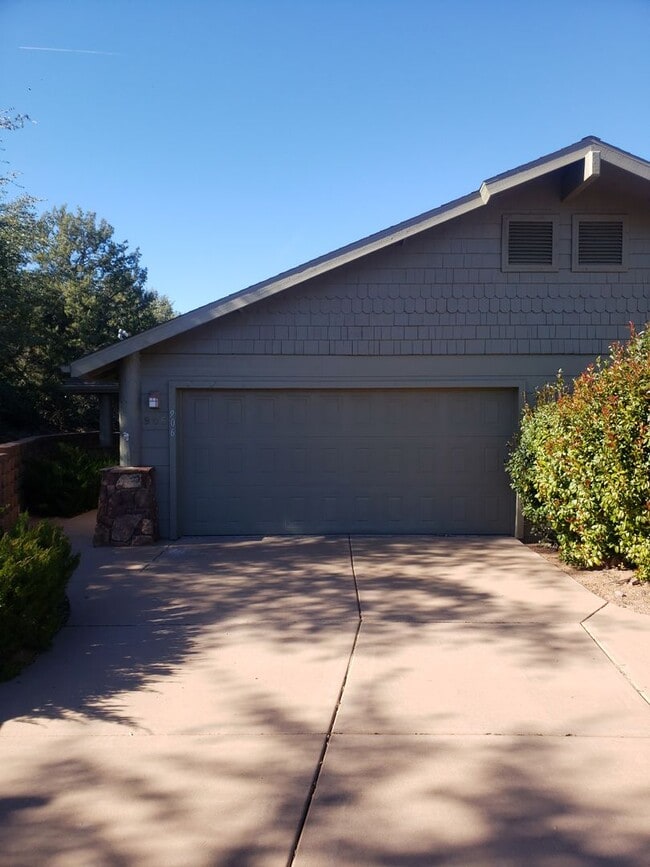 Building Photo - 2 bed / 2 bath - 2 car attached garage
