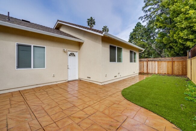 Building Photo - Beautiful 2 Bed/1 Bath Home only Blocks Fr...