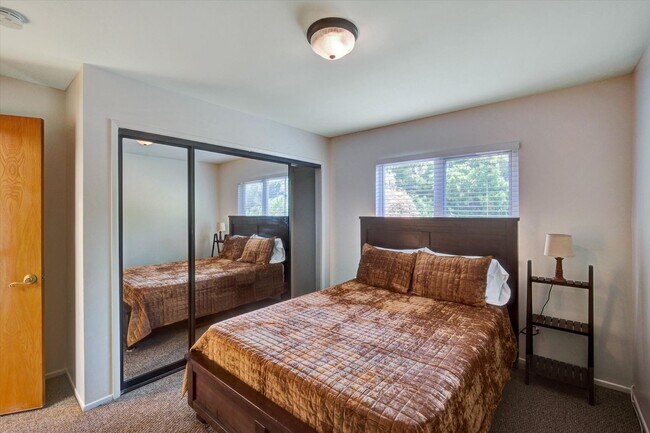 Building Photo - 5-Bedroom Home in Desirable Friendly Hills...