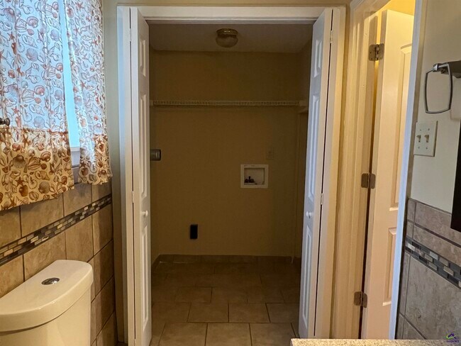 Building Photo - 212 Highland Dr