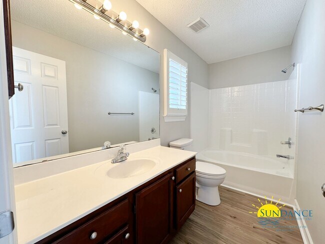 Building Photo - Stunning 4 Bedroom Mary Esther Home, minut...