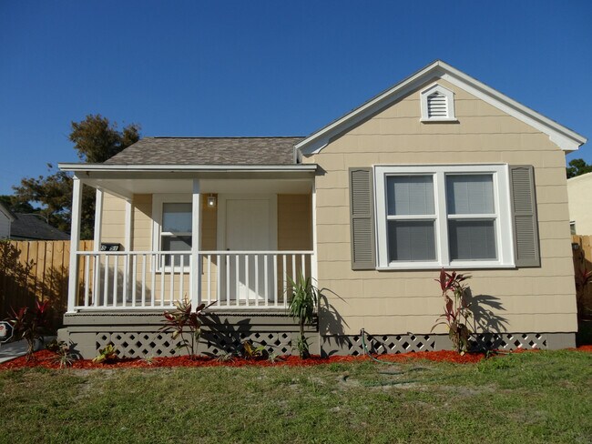Building Photo - Three Bedrooms One Bathroom with Shaded Porch