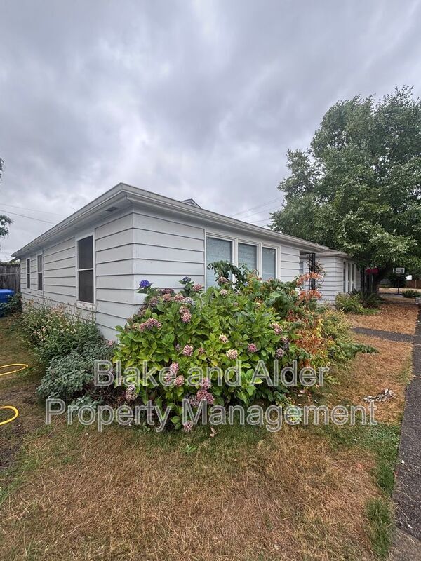 Building Photo - 650 Breys Ave NE