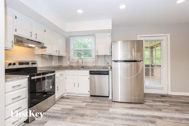 Building Photo - 704 Berkshire Dr