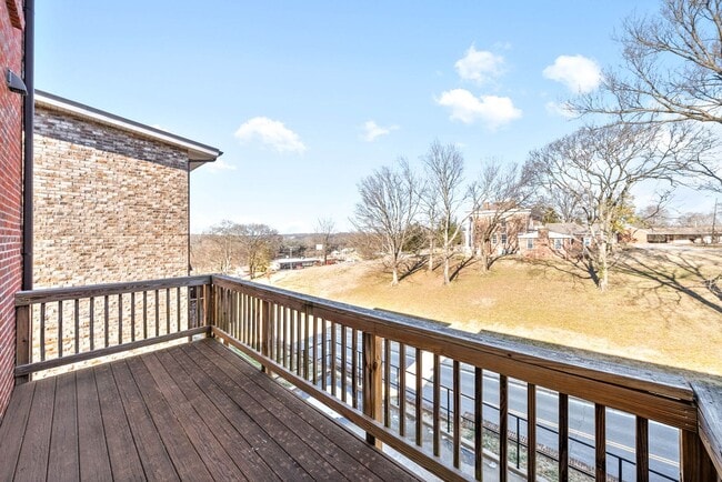 Building Photo - Large 2 Bedroom Condo For Rent Near Downtown Clarksville!