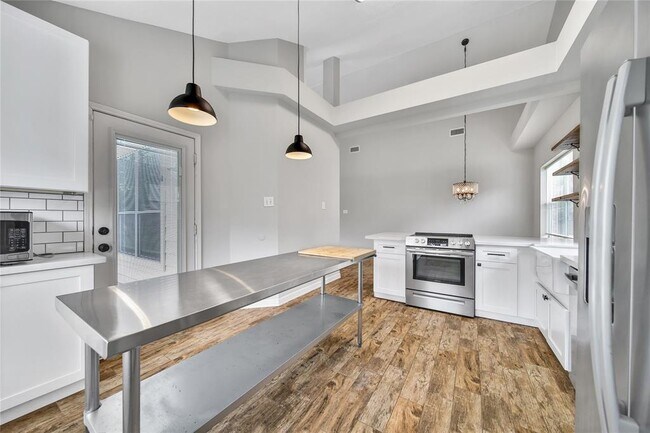 Building Photo - 1303 Chesterpoint Dr