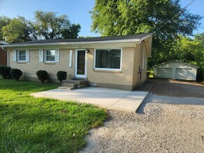 Building Photo - Beautiful and spacious 3 bedroom 1 bath ho...