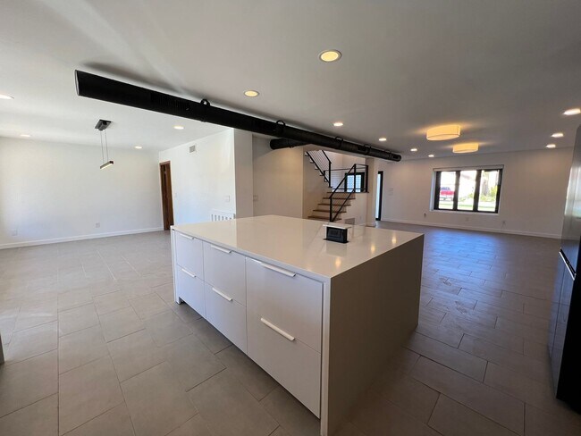 Building Photo - POOL HOME IN SHEFFIELD ESTATES!