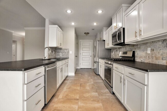 Building Photo - 3 Bed 2 Bath Home near Stonebridge Meadows Country Club