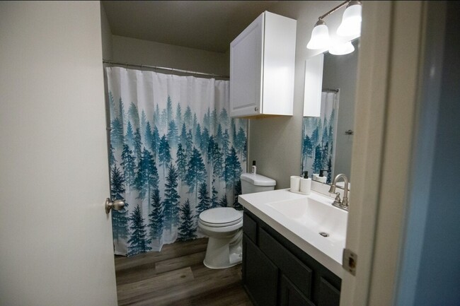 Full bathroom with tub/shower combo - 625 E 22nd Ave