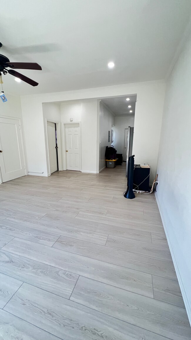 Building Photo - 207 Columbia Pl