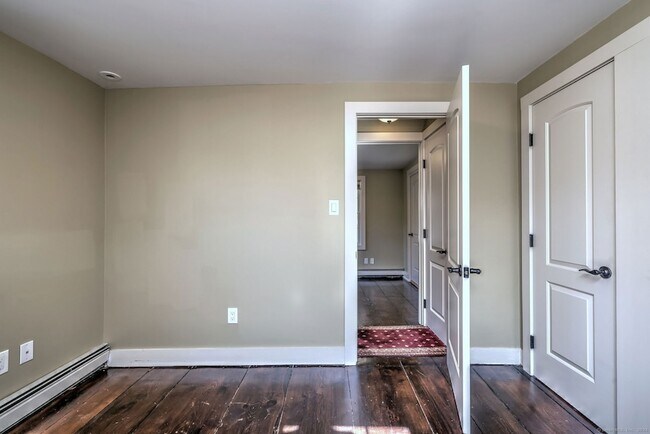 Building Photo - 1591 Huntington Turnpike