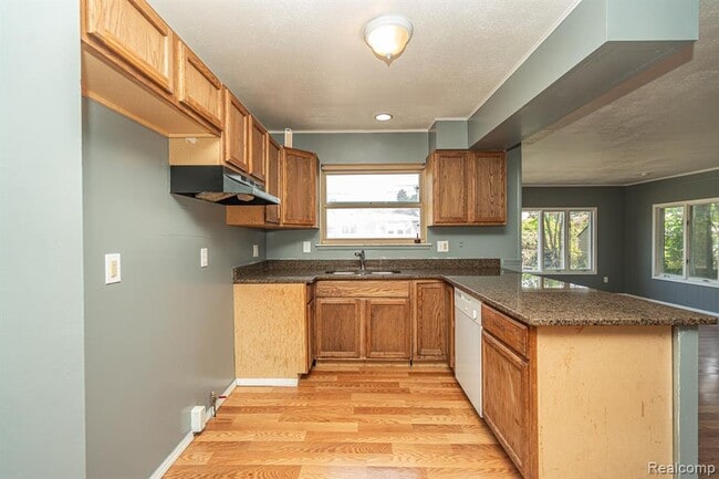 Building Photo - 25568 Thomas Dr