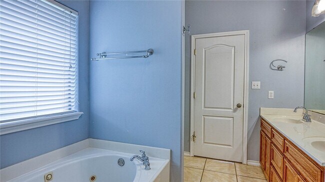 Building Photo - 2542 Windrose Dr