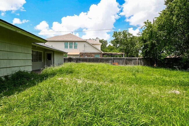 Building Photo - 1623 Camille St