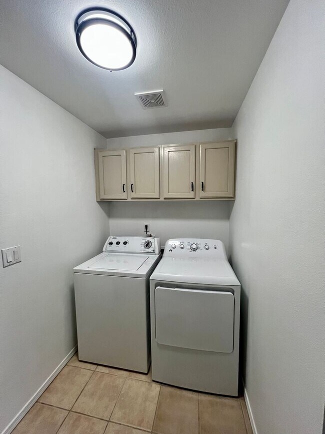 Building Photo - Move-In Special! Remodeled Rambler with La...