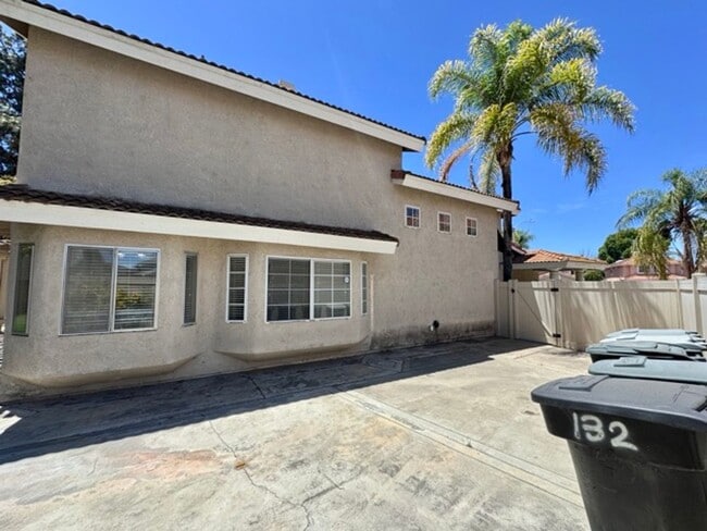 Building Photo - Spacious 4 Bedroom Home with Expansive Bac...