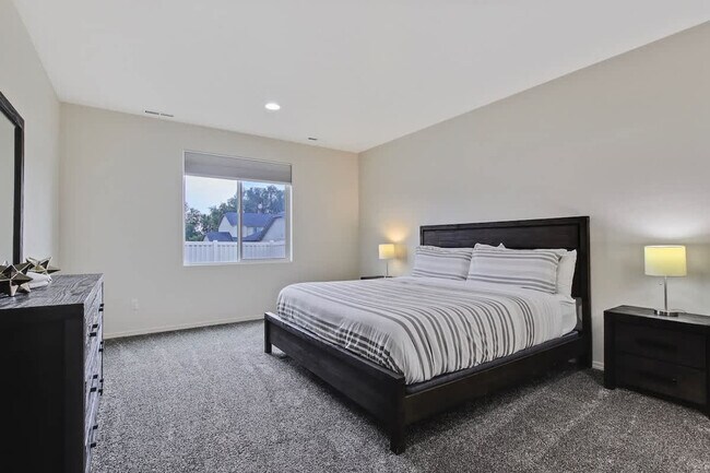 Building Photo - 2213 E Elm Grove Dr