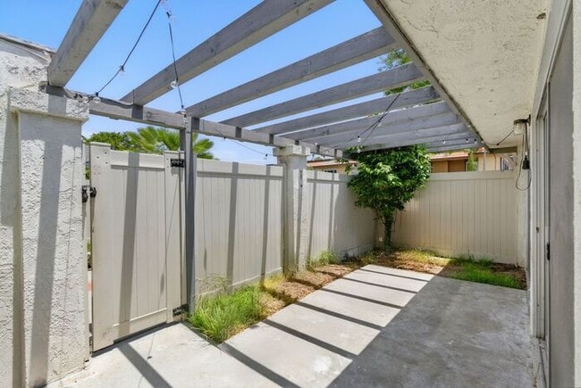 Building Photo - NEWLY RENOVATED South HB Gem!