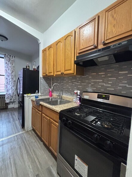 Building Photo - 463 E 178th St