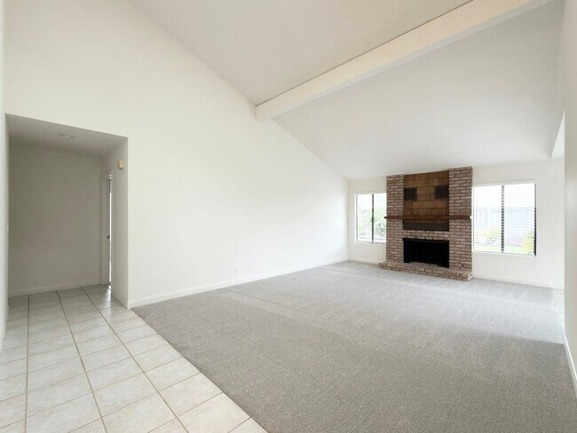 Building Photo - Centrally Located Single Level in Oceanside!