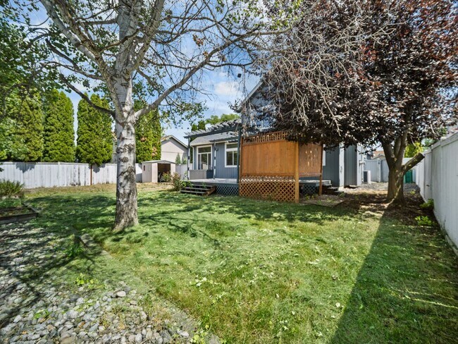 Building Photo - 4bedroom/3bath w/Garage/washer/dryer/fence...