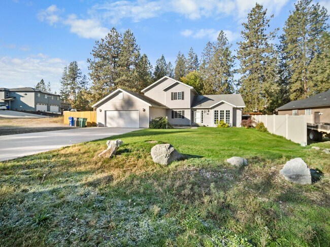 Building Photo - Spacious Home with Fenced Yard & Garage – ...