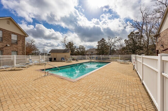 Building Photo - 900 Dean Lee Dr