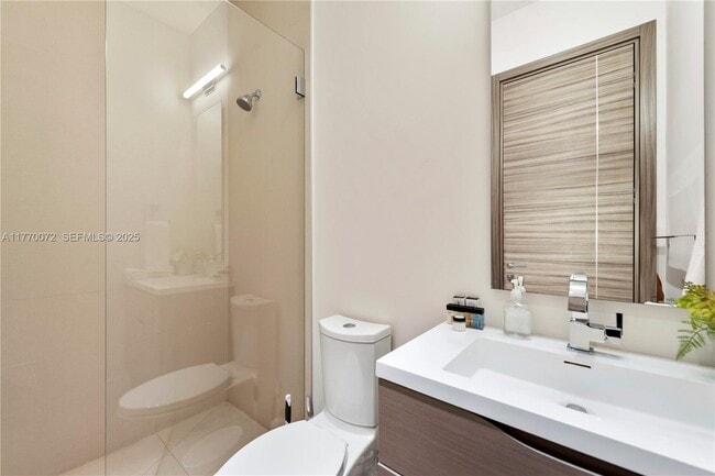 Building Photo - 1400 Bayview Dr