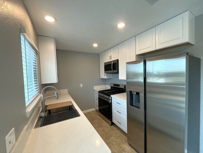 Building Photo - Beautifully Renovated Upstairs unit w/View...