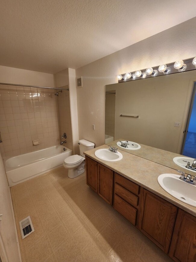 Building Photo - Beautiful Townhome