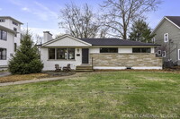 Building Photo - 1526 E Forest Ave