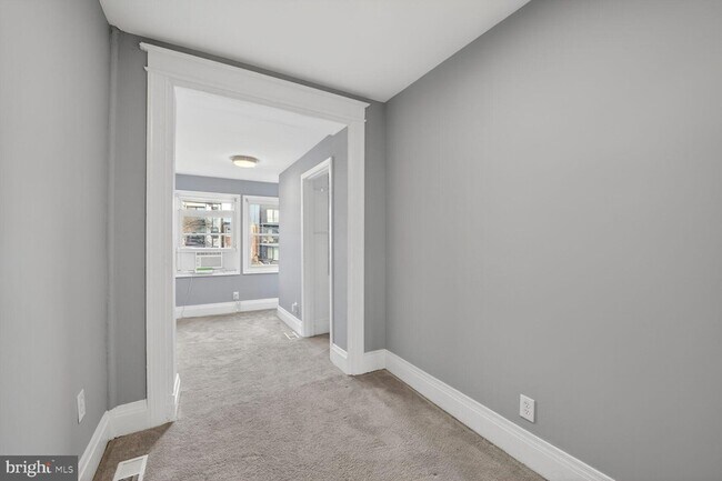 Building Photo - 632 Franklin St NE
