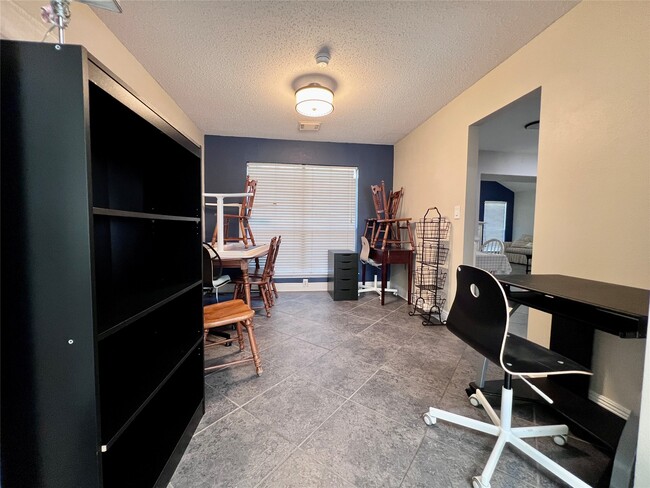 Building Photo - 7762 Pine Center Dr