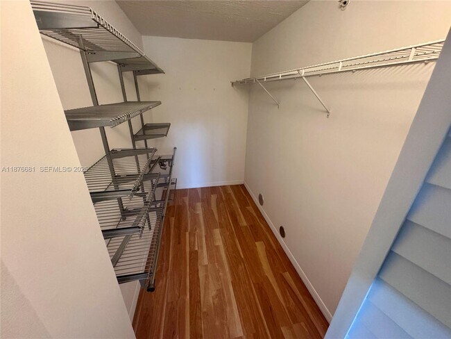 Building Photo - 102 SW 6th Ave