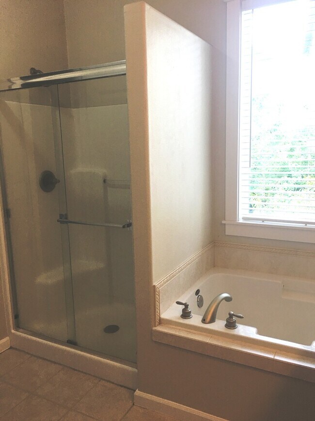 Building Photo - Beautifully updated home in great West Linn neighborhood.