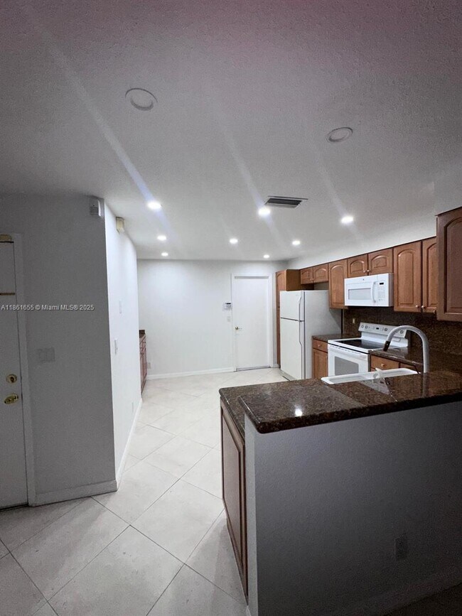 Building Photo - 991 Sevilla Cir