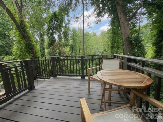 Building Photo - 902 Creekside Dr