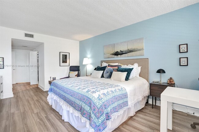 Building Photo - 161 Crandon Blvd